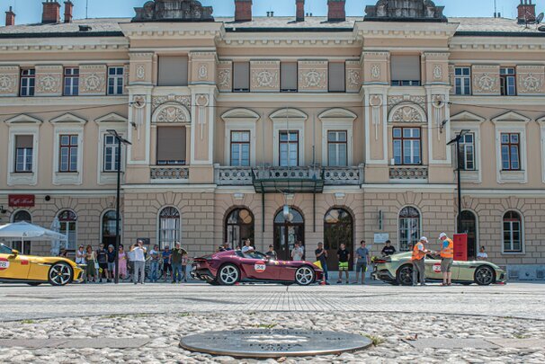 Il Ferrari Cavalcade 2026 sul Piazzale della Transalpina Foto: Blazyphotosport Mauro Blazica